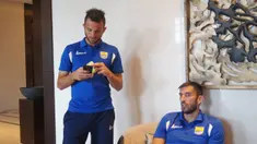 Dua bintang asing Persib Bandung Ilija Spasojevic dan Vladimir Vujovic bersantai di hotel jelang laga final Piala Presiden di Stadion Utama Gelora Bung Karno. (Bola.com/Vitalis Yogi Trisna)
