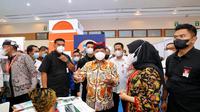 Mendegari Tito Karnavian berdialog dengan Bupati Banyuwangi Ipuk Fiestiandani di pameran Indonesia International Smart City Expo & Forum  (Istimewa)
