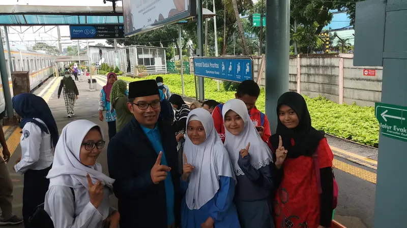 Ridwan Kamil ke Stasiun Depok menggunakan commuter line