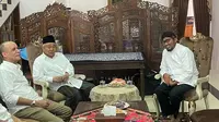Bupati Sumenep Achmad Fauzi sowan ke pengasuh Pondok Pesantren Amanatul Ummah Asep Saifuddin Chalim di Pacet, Mojokerto. (Dian Kurniawan/Liputan6.com)