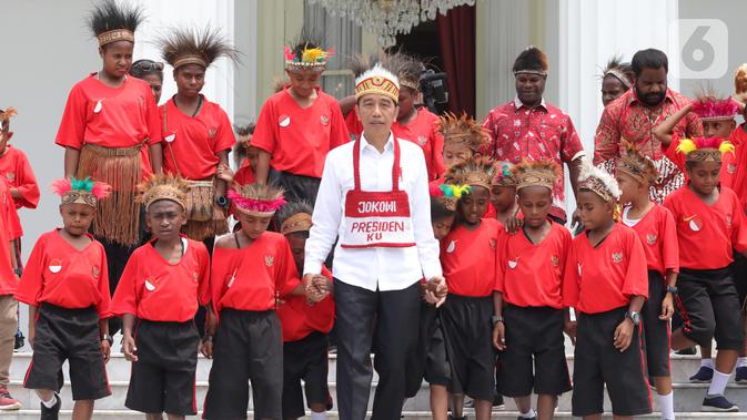 Presiden Joko Widodo atau Jokowi foto bersama perwakilan anak-anak sekolah dasar dari Papua di Istana Merdeka, Jakarta, Jumat (11/10/2019). Perwakilan anak-anak sekolah dasar dari Papua tersebut akan diajak jalan-jalan keliling Jakarta didampingi oleh staf Istana. (Liputan6.com/Angga Yuniar)
