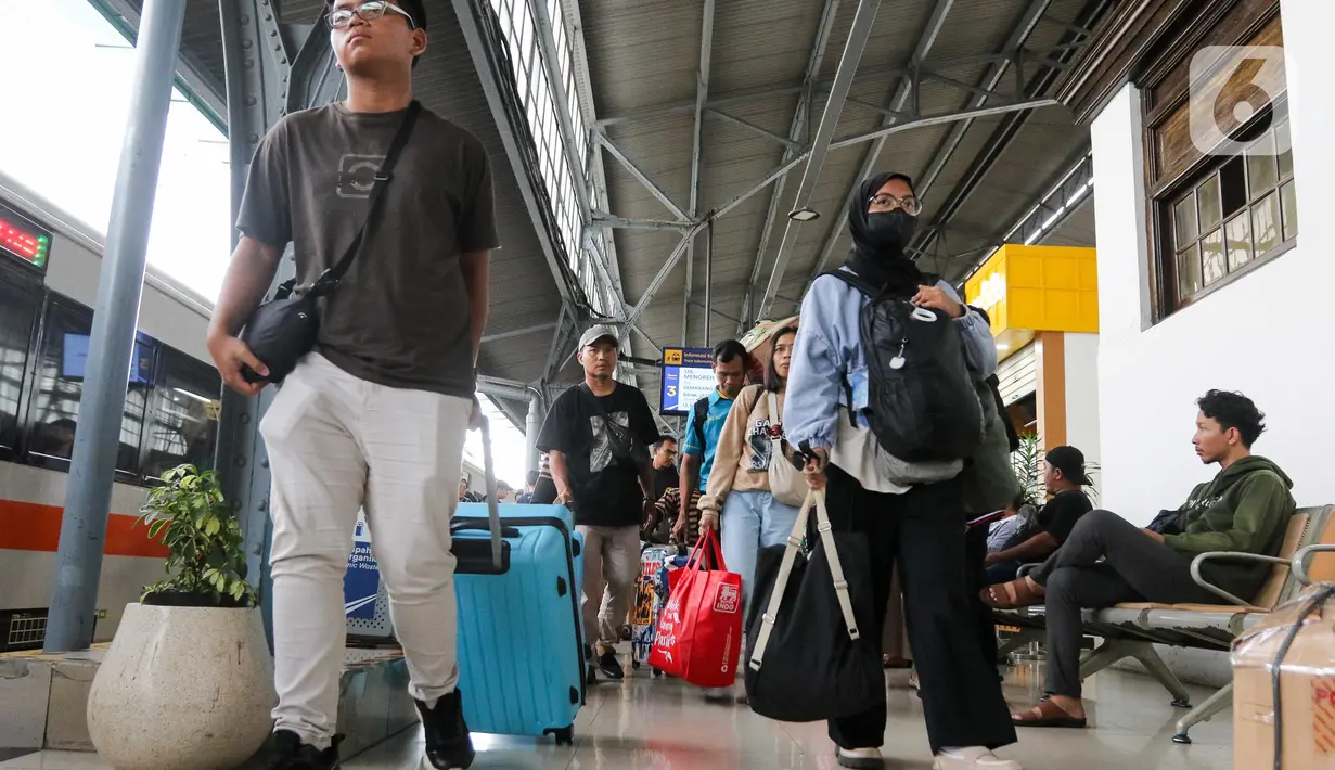 Sementara sisanya, turun di stasiun-stasiun lainnya seperti Jatinegara, Bekasi, Karawang, Cikarang, dan Cikampek. (Liputan6.com/Herman Zakharia)