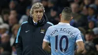 Pelatih Manchester City, Manuel Pellegrini, mengungkapkan bahwa Sergio Aguero dan Joe Hart siap tempur pada pertandingan melawan Stoke City, Sabtu (5/12/2015) malam WIB. (Reuters/Phil Noble)