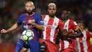 Bek Barcelona, Javier Mascherano, mengamankan bola dari bek Girona, Jonas Ramalho, pada laga La Liga Spanyol di Stadion Montilivi, Girona, Sabtu (23/9/2017). Girona kalah 0-3 dari Barcelona. (AFP/Josep Lago)