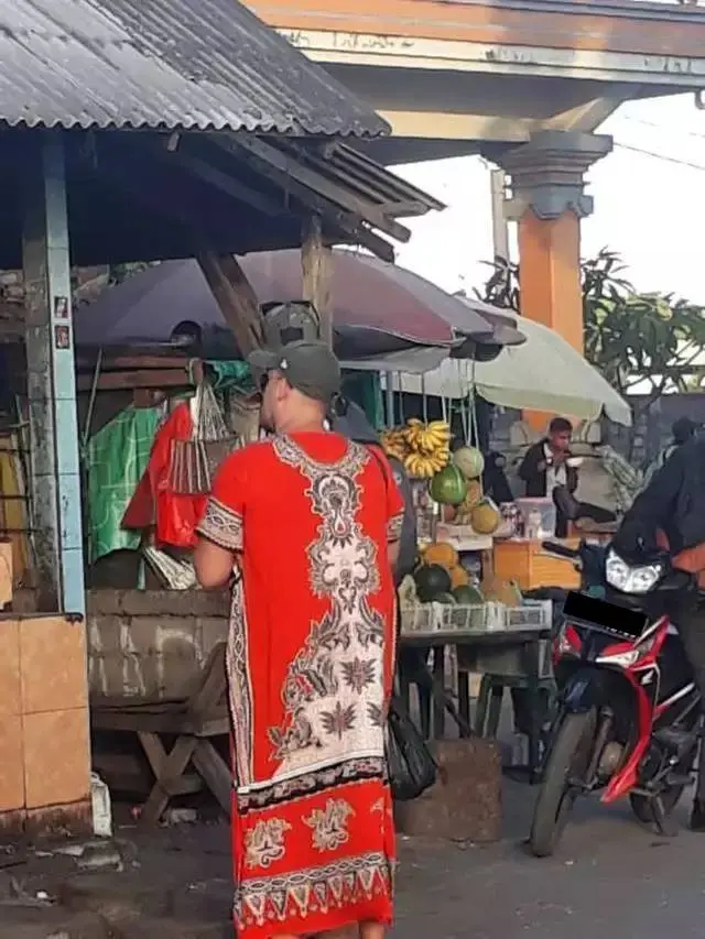 8 Potret Tingkah Kocak Bule saat Liburan di Indonesia Ini Viral