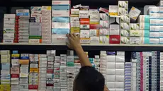 Pedagang menunjukkan beberapa produk obat-obatan yang dijual di Pasar Pramuka, Jakarta, Selasa (9/7/2024). (Liputan6.com/Herman Zakharia)