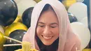 Wulan Guritno mendapat kejutan ulang tahun spesial dari kerabat terdekat di sebuah kamar apartemen [@wulanguritno]