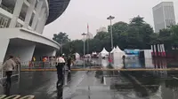 Suasana Stadion Utama Gelora Bung Karno (SUGBK) yang basah karena guyuran hujan deras sejak Senin (19/6/2023) siang. (Bola.com/Muhammad Adi Yaksa)