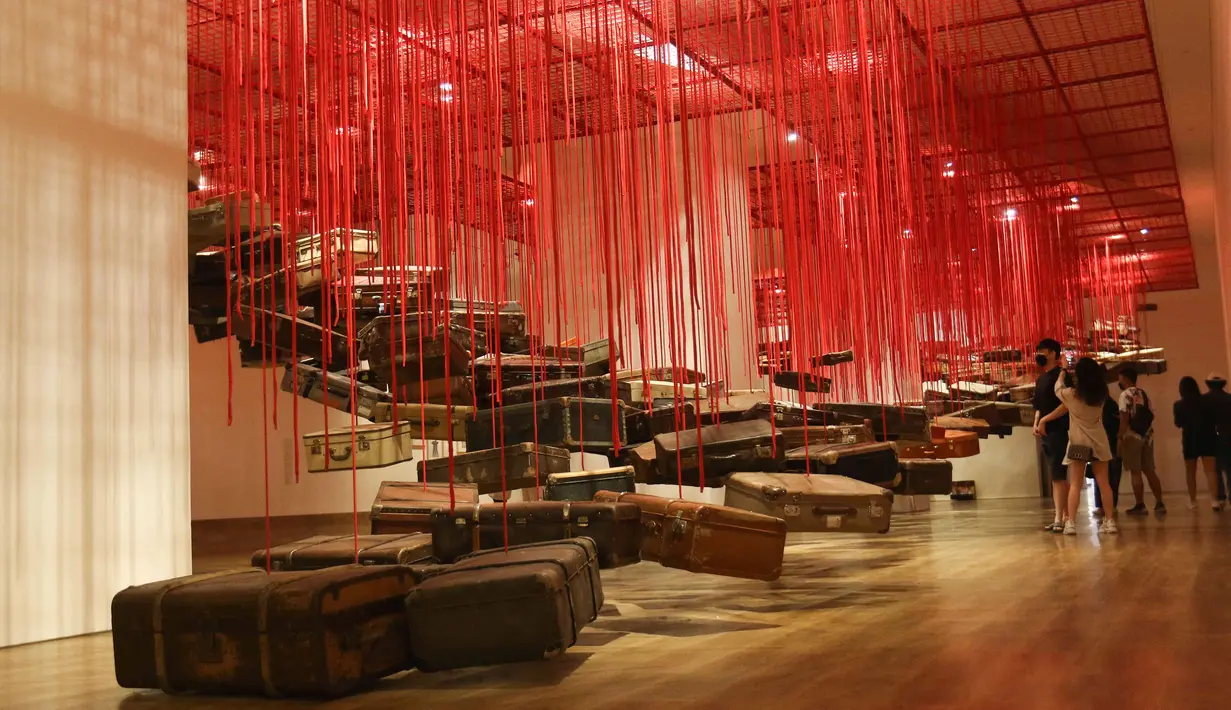 Pengunjung melihat karya seni instalasi yang ditampilkan dalam pameran bertajuk The Soul Trembles di Museum Modern and Contemporary Art in Nusantara (MACAN), Jakarta, Selasa (3/01/2023). Pameran tunggal karya perupa asal Jepang, Chiharu Shiota itu akan dibuka untuk publik mulai 26 November 2022 hingga 20 April 2023. (Liputan6.com/Herman Zakharia)