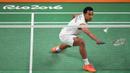 Tunggal putra Indonesia, Tommy Sugiarto, kalah dari tunggal putra Inggris, Rajiv Ouseph, pada laga 16 besar Olimpiade 2016 di Rio de Janeiro, Brasil, Selasa (15/8/2016). (AFP/Jim Watson)
