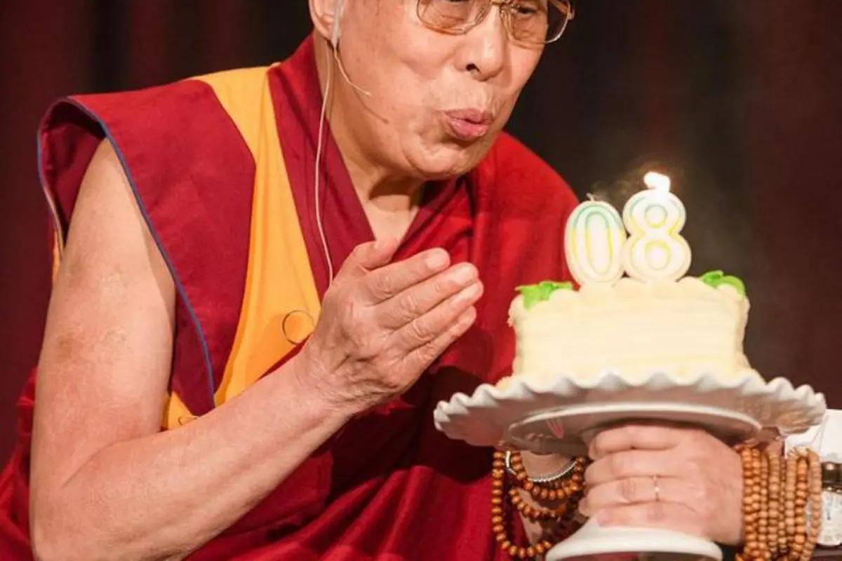12 Quote Dalai Lama Bikin Kamu Punya Konsep Baru Tentang Bahagia