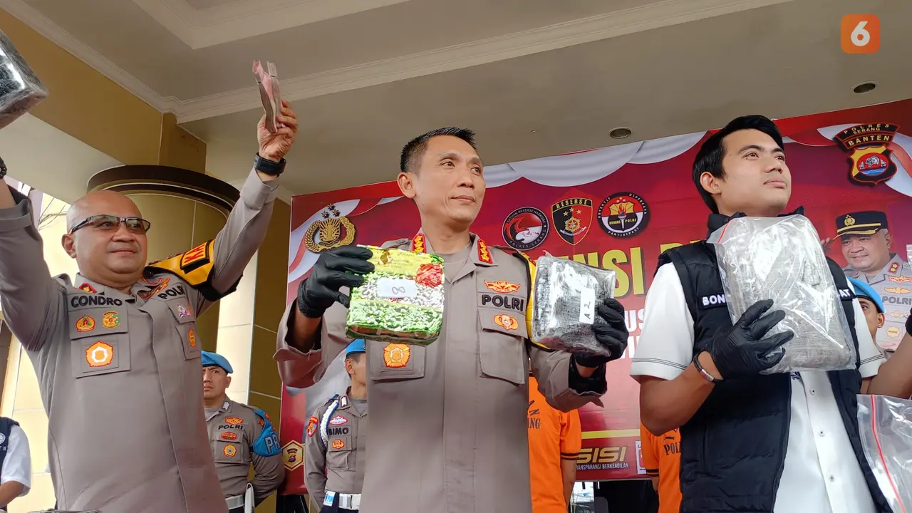 Polisi Tunjukkan Batang Bukti Narkoba Jenis Sabu di Polres Serang. (Rabu, 24/09/2024). (Yandhi Deslatama/Liputan6.com).