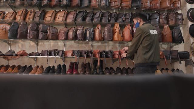 Lutfi Menjual Produk Kulit Lewat Online