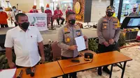 Kepala Polda Riau menunjukkan surat bebas Covid-19 palsu yang beredar di Bandara Pekanbaru. (Liputan6.com/M Syukur)