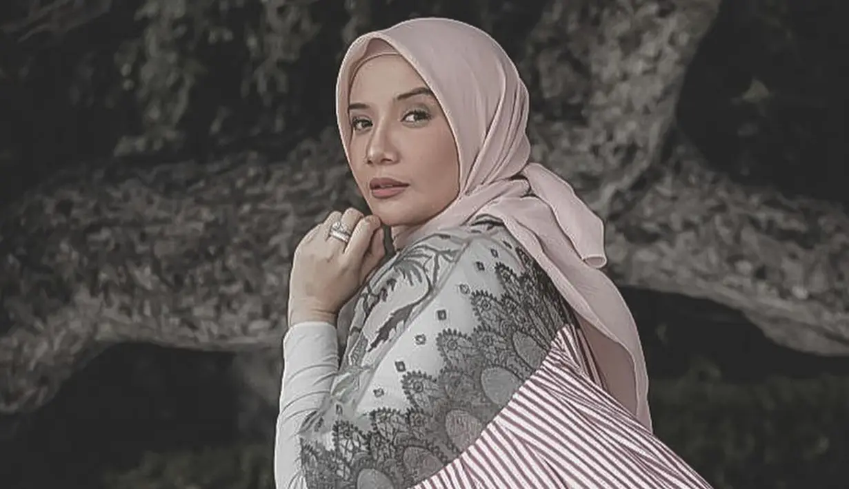 Gaya hijab Zaskia Sungkar sendiri terbilang cukup sederhana. Menggunakan hijab segiempat, Zaskia pun hanya mengikat kedua sisi hijab ke bagian belakang. (Liputan6.com/IG/@zaskiasungkar15)