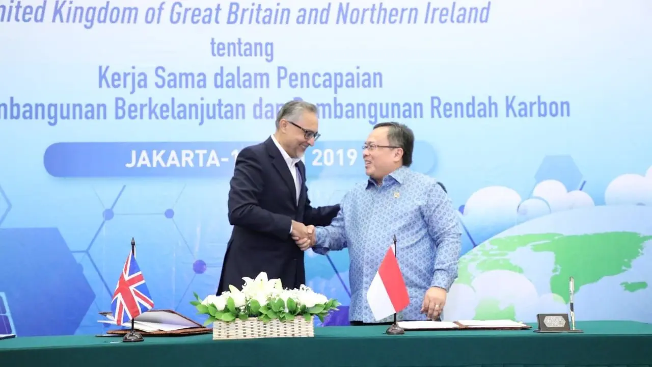 Menteri PPN/Kepala Bappenas, Bambang Brodjonegoro menandatangani Nota Kesepahaman bersama Duta Besar Inggris untuk Indonesia, ASEAN, dan Timor Leste, H.E. Moazzam Malik di Jakarta, Selasa (18/6/2019).