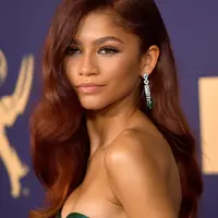 Aktris Zendaya berpose saat menghadiri Primetime Emmy Awards ke-71 di Microsoft Theater di Los Angeles (22/9/2019). Wanita 23 tahun ini tampil seksi dengan gaun hijau zamrud menerawang rancangan desainer ternama Vera Wang. (AFP Photo/Matt Winkelmeyer)