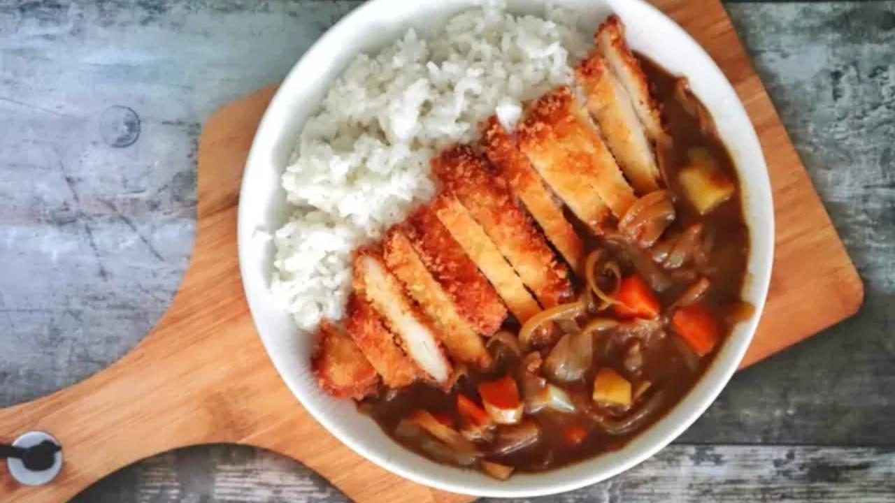 Resep nasi kari rumahan dengan ayam katsu. (dok. Cookpad @Phie999)