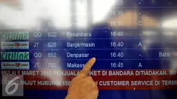 Seorang calon penumpang menunjuk pembatalan penerbangan tujuan Denpasar di Bandara Soekarno Hatta, Tangerang, Jumat (10/7/2015). Puluhan jadwal penerbangan dibatalkan karena erupsi Gunung Raung.  (Liputan6.com/JohanTallo)