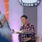 Djarot Saiful Hidayat berpelukan dengan Sandiaga Uno usai debat terakhir Pilgub DKI Jakarta 2017 di Hotel Bidakara, Jakarta, Rabu (12/4). (Liputan6.com/Faizal Fanani)