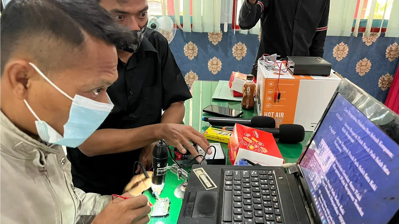 Pelatihan perbaikan smartphone untuk warga binaan di Jatim. (Dian Kurniawan/Liputan6.com)