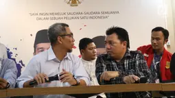 Direktur Hukum dan Advokasi TKN 01, Irfan Pulungan (kanan) dan Direktur Komunikasi Politik TKN Jokowi-Ma’ruf, Usman Kansong berbicang saat siaran pers di Media Center Cemara Jakarta, Selasa (25/6/2019). (Liputan6.com/Angga Yuniar)