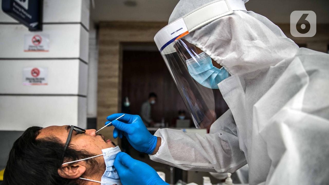 Para Penumpang di Stasiun Senen Jalani Swab Antigen