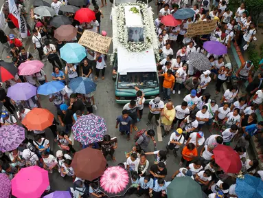 Para pemrotes mengiringi mobil yang membawa jenazah Kian Loyd delos Santos di Caloocan, Filipina (26/8). Kian Loyd adalah remaja usia 17 tahun korban tembak mati dari pasukan anti narkoba pemerintahan Duterte. (AP Photo/Bullit Marquez)