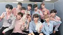 Meskipun masih baru di dunia musik k-pop, akan tetapi album Wanna One laris manis di pasaran. Album mereka yang bertajuk 1x1=1 terjual sebanyak 1.403.991 kopi. (Foto: soompi.com)