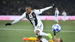 Bek Juventus  Alex Sandro gagal melewati hadangan pemain Young Boys pada laga lanjutan Liga Champions yang berlangsung di stadion Stade de Suisse, Swiss, Kamis (13/12). Juventus kalah 1-2 atas Young Boys. (AFP/Fabrice Coffrini)
