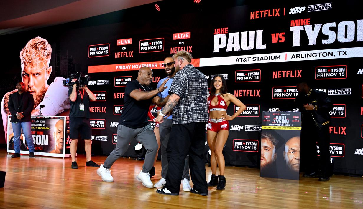 Mike Tyson mendorong Jake Paul di atas panggung saat melakukan faceoff. (Roy Rochlin / GETTY IMAGES NORTH AMERICA / Getty Images via AFP)