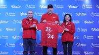 Kiper legendaris Manchester United, Peter Schmeichel (tengah), didampingi Managing Director Vidio, Monika Rudijono (kanan), dan CFO Vidio William Djumadi, berpose disela-sela konferensi pers pengumuman pemegang hak siar Premier League 2023/2024 di Indonesia oleh Vidio.com di SCTV Tower, Jakarta, Jumat (4/8/2023). (Bola.com/M Iqbal Ichsan)