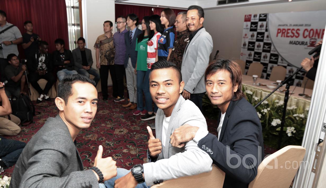 Tiga pemain Madura United berpose saat peluncuran Jersey tim di Hotel Century, Jakarta, Rabu (25/1/2017). (Bola.com/Nicklas Hanoatubun)
