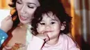 Aaliyah Massaid mengunggah potret masa kecil bersama sang ibunda, Reza Artamevia yang masih menggendong Aaliyah. [@aaliyah.massaid]