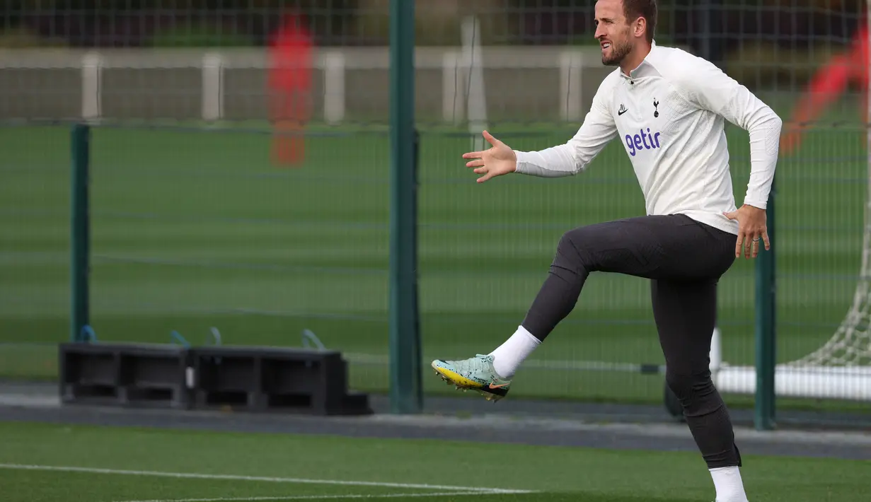 Striker Tottenham Hotspur, Harry Kane melakukan pemanasan selama sesi latihan tim di Tottenham Hotspur Football Club Training Ground di London utara pada 31 Oktober 2022. Grup ini masih sangat ketat. Semua tim sama-sama masih punya peluang untuk lolos ke babak 16 besar. (AFP/Adrian Dennis)