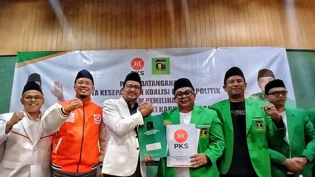 Pasangan Helmi Budiman-Yudi Lasminingrat, yang diusung PKS-PPP siap menjadi pendaftar pertama di KPUD Garut. (Liputan6.com/Jayadi Supriadin)