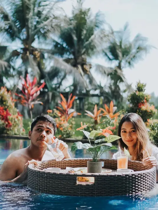 Walaupun sering liburan ajak buah hati, bintang FTV ini tak pernah lupa untuk menikmati momen ‘pacaran’, salah satunya nikmati makanan di kolam renang. Pemandangan indah sekitar tentunya mendukung momen manis pasangan ini ketika menikmati sajian di dalam kolam. (Liputan6.com/IG/@rizkyalatas)