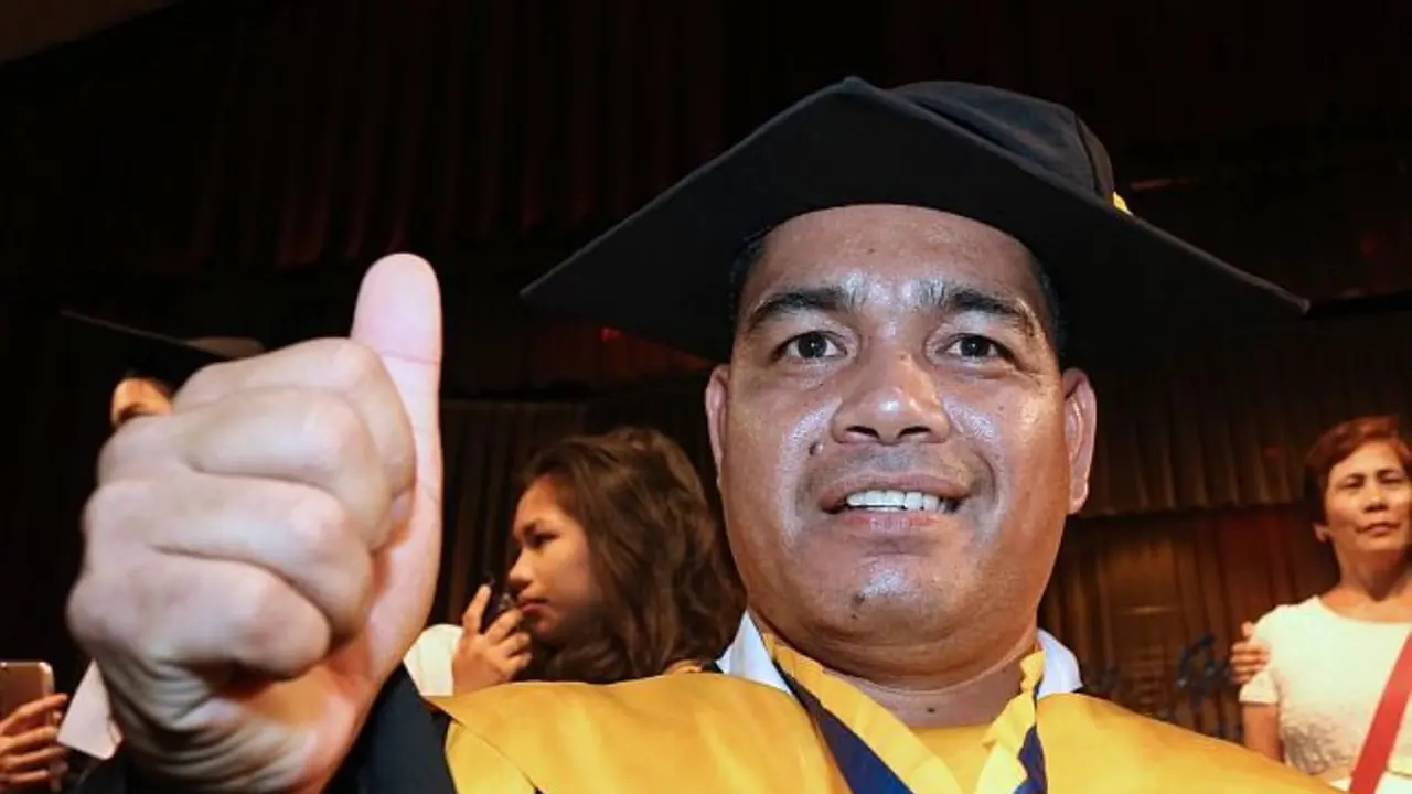Keren! Satpam Kampus Lulus Kuliah dengan Predikat Cumlaude