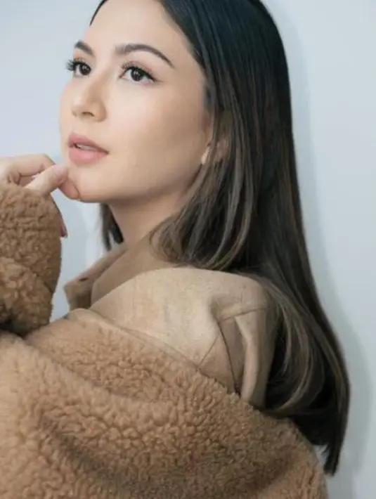 Jessica juga tampil dengan makeup flawlessnya, terlihat hanya mengenakan lipstik nude dan blush on coklat tipis ditambah eyeliner untuk mempertajam mata.  [@jscmila]