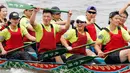Sejumlah peserta bersaing menjadi yang tercepat dalam perlombaan tradisional China, Dragon Boat di Taipei, Taiwan, Minggu (28/5). Perlombaan perahu naga ini untuk mengenang kematian penyair Qu Yuan yang tenggelam pada 278 SM. (AP Photo/Chiang Ying-ying)