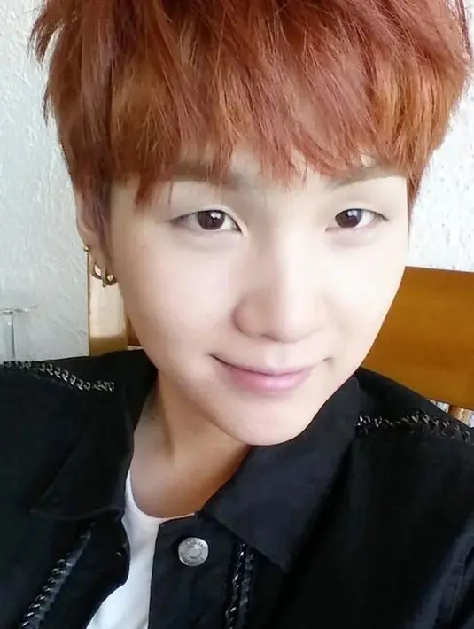 Dalam setiap kesempatan, Suga BTS selalu terlihat memesona. Walaupun tak mengenakan makeup, ia tetap terlihat tampan. (Foto: Koreaboo.com)