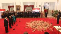 Presiden Joko Widodo melantik lima Dubes Luar Biasa dan Berkuasa Penuh RI, Andriana Supandi, Mochammad Chandra Widya Yudha, Hasrul Azwar, Berlian Napitupulu dan Kenssy  Dwi Ekaningsih di Istana Negara, Jakarta, Rabu (13/2). (Liputan6.com/Angga Yuniar)
