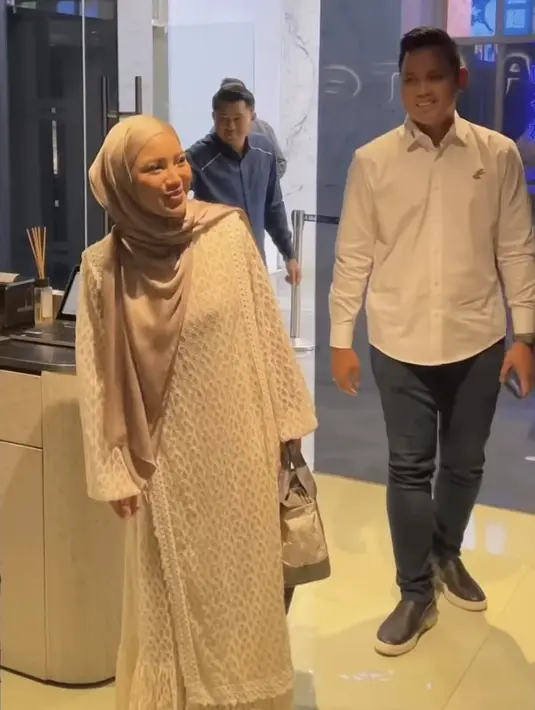 Dress lengan panjang tersebut memiliki aksen brokat di seluruh dressnya. Ia pun memadukannya dengan sepatu putih. [@chafrederica]