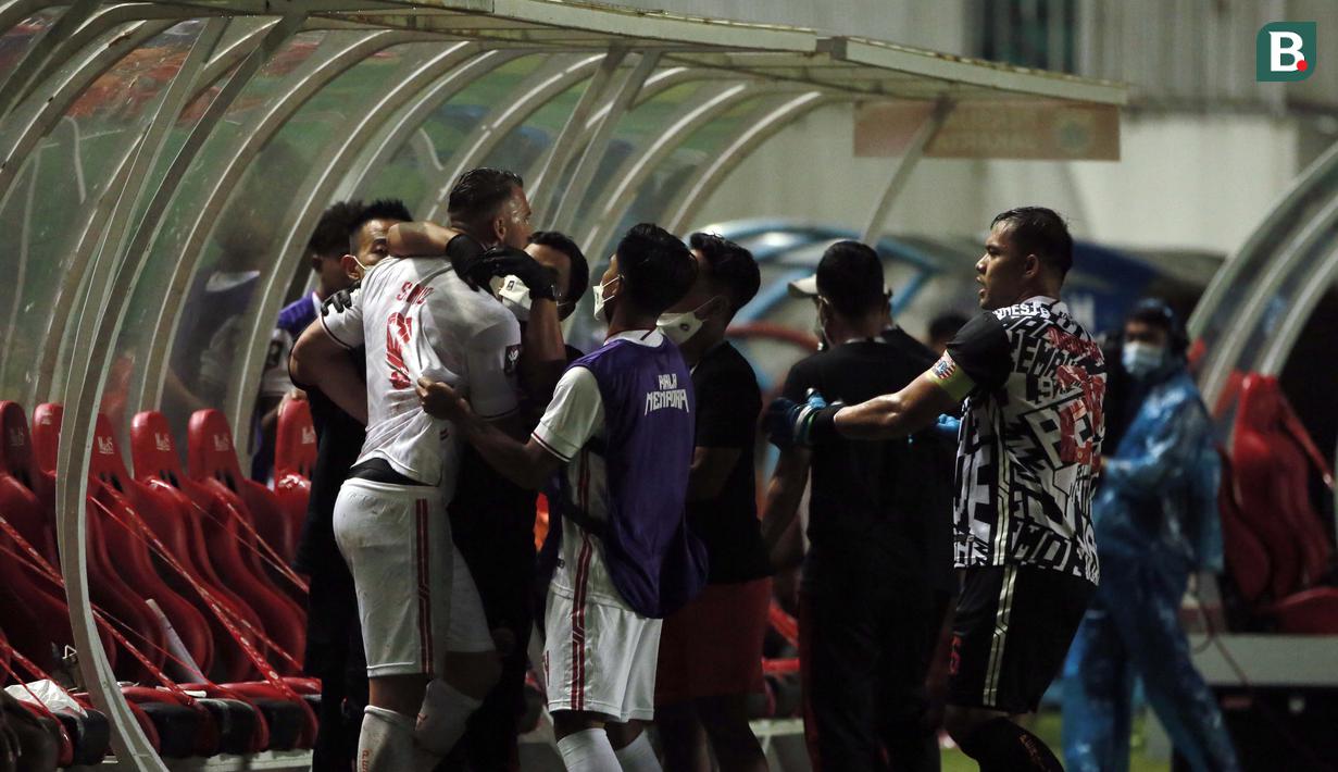 Marko Simic yang tampil kurang memuaskan digantikan oleh Alfriyanto Nico Saputro di akhir pertandingan dan langsung terlihat mengoceh kepada official tim yang berada dibangku cadangan. (Foto: Bola.com/Ikhwan Yanuar)