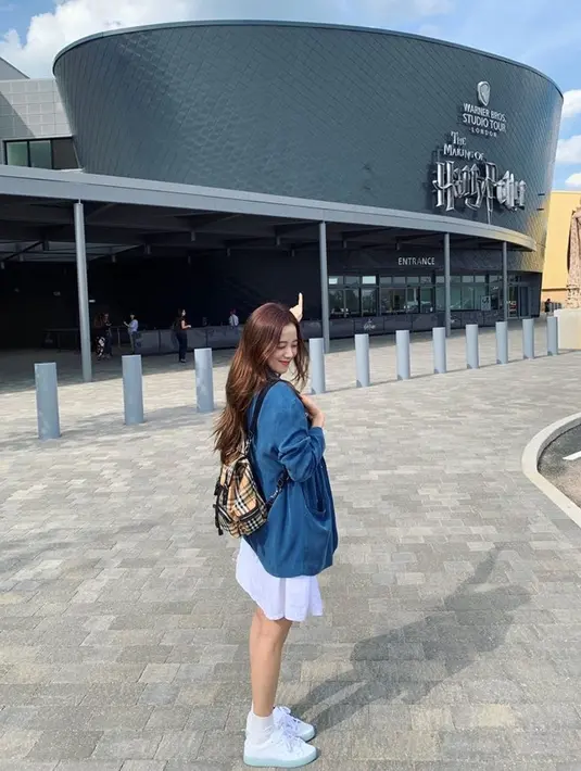 Ini juga salah satu gaya Jisoo yang keren banget. Paduan gaun pendek berwarna putih, sepatu putih dan denim buat penampilannya chic dan juga anggun. (Liputan6.com/IG/@sooyaaa__)