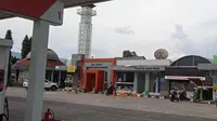 Salah satu Stasiun Pengisian Bahan Bakar Umum (SPBU) 34.46134 yang terletak di Jl Raya Bandung – Tasikmalaya KM 81 Kecamatan Kadipaten Kabupaten Tasikmalaya, sangat diminati masyarakat karena menyediakan fasilitas umum pemandian air panas alami.