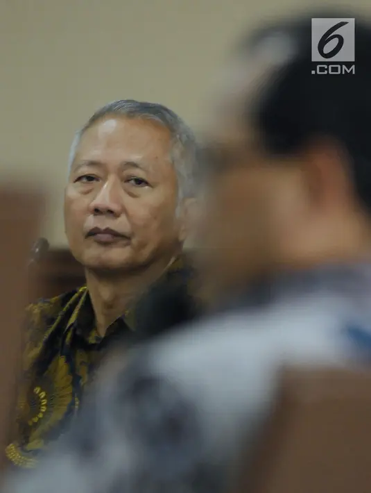 Terdakwa suap perizinan dan pengadaan proyek di lingkungan Ditjen Hubla TA 2016-2017, Antonius Tonny Budiono menyimak kesaksian Menhub, Budi Karya Sumadi di Pengadilan Tipikor, Jakarta, Rabu (28/3). (Liputan6.com/Helmi Fithriansyah)