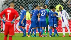 Para pemain Juventus merayakan kemanangannya seusai pertandingan penyisihan grup H Liga Champion di stadion Parc Olympique Lyonnais, Lyon, Perancis (18/10). Juventus berhasil mengalahkan Olympique Lyon dengan skor 0-1. (Reuters/Robert Pratta)