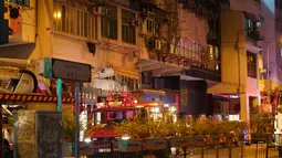 Petugas pemadam kebakaran dan polisi menyelidiki lokasi kebakaran di Hong Kong, China selatan (15/11/2020). Kebakaran yang terjadi sekitar pukul 20.00 waktu setempat di gedung apartemen di Canton Road, Jordan, itu berhasil dipadamkan sekitar dua jam kemudian. (Xinhua/Lui Siu Wai)