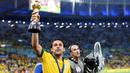 Prestasi terbaik Fred bersama Timnas Brasil ketika meraih juara pada Piala Konfederasi 2013 usai menaklukkan Spanyol 3-0. (EPA/Oliver Weiken)